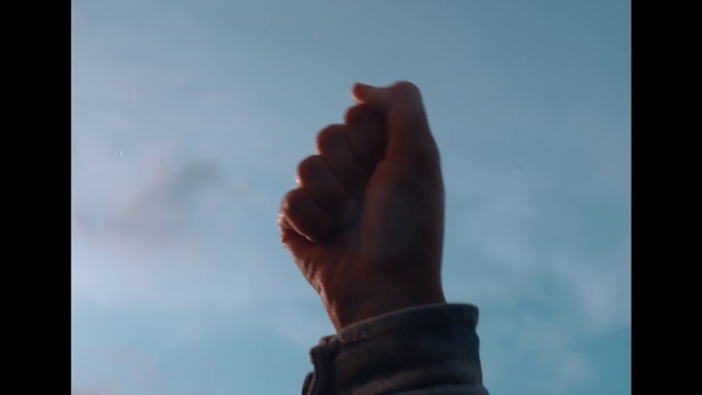Video Reference: Sky, Cloud, Gesture, Finger, Thumb, Tints and shades, Foot, Human leg, People in nature, Toe