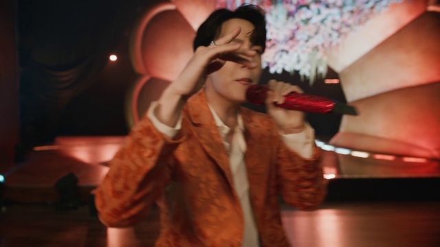 Video Reference: Microphone, Gesture, Entertainment, Finger, Flash photography, Performing arts, Fun, Art, Event, Artist
