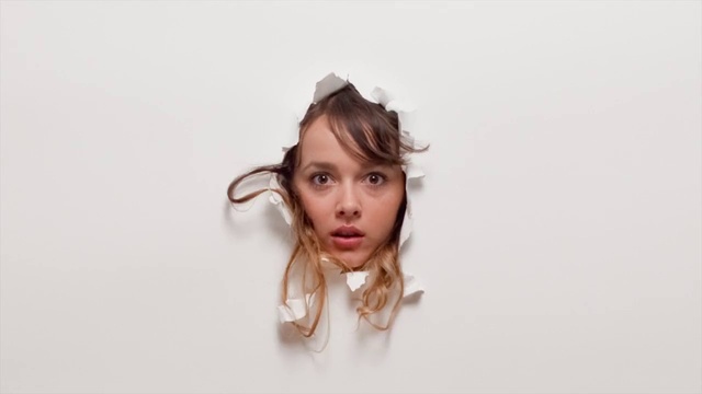 Video Reference: Cheek, Eyelash, Human body, Flash photography, Jaw, Ear, Gesture, Happy, Fashion design, Jewellery