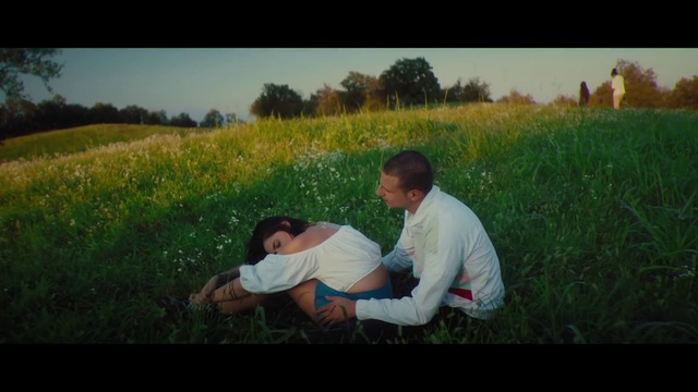Video Reference: Plant, Sky, People in nature, Leaf, Natural landscape, Flash photography, Happy, Sunlight, Gesture, Grass