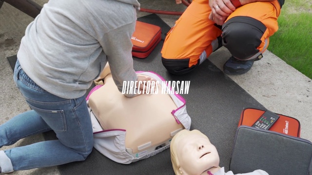 Video Reference: Joint, Shoe, Leg, Comfort, Thigh, Knee, Automotive design, Lap, Toy, Fun