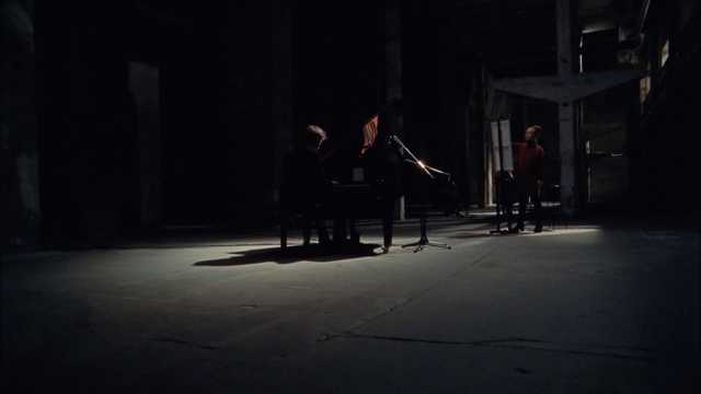 Video Reference: Chair, Musician, Musical instrument accessory, Entertainment, Music, Performing arts, Event, Darkness, Performance art, Stage
