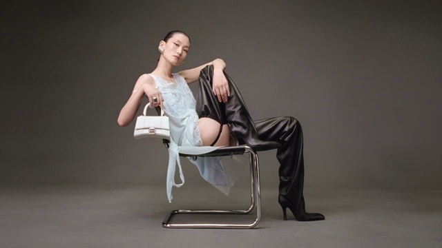 Video Reference: Comfort, Flash photography, Chair, Fashion design, Human leg, Knee, Thigh, Eyewear, Art, Event