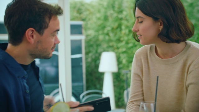 Video Reference: Gesture, Interaction, Adaptation, Sharing, People, Fun, Event, White-collar worker, Conversation, Sitting