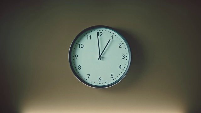 Video Reference: Watch, Clock, Quartz clock, Font, Circle, Number, Glass, Fashion accessory, Electric blue, Wall clock