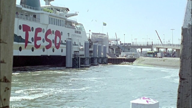 Video Reference: Water, Sky, Boat, Watercraft, Naval architecture, Vehicle, Body of water, Waterway, Passenger ship, Lake