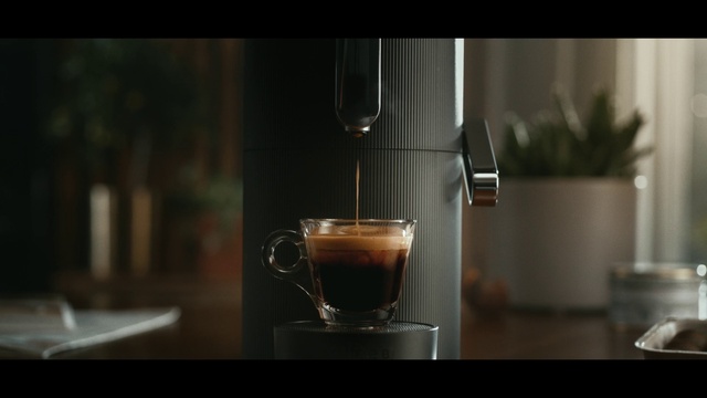 Video Reference: Liquid, Drinkware, Coffee, Tableware, Cup, Plant, Fluid, Single-origin coffee, Cuban espresso, Serveware