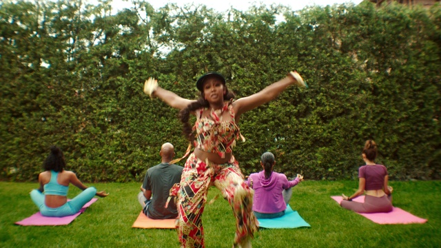 Video Reference: Plant, Botany, People in nature, Happy, Sky, Grass, Leisure, Summer, Recreation, Entertainment