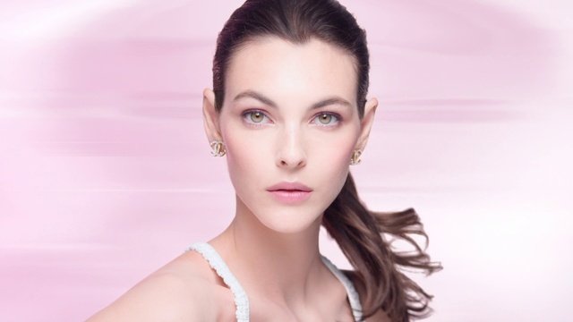 Video Reference: Forehead, Cheek, Lip, Eyebrow, Eyelash, Flash photography, Jaw, Neck, Iris, Makeover