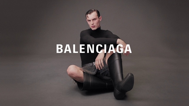 Video Reference: Face, Head, Arm, Flash photography, Neck, Sleeve, Knee, Grey, Thigh, Sportswear