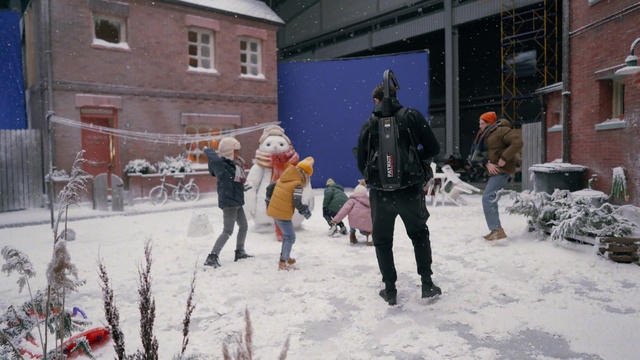 Video Reference: Snow, Window, Building, Freezing, Leisure, Plant, Geological phenomenon, Fun, Recreation, Event