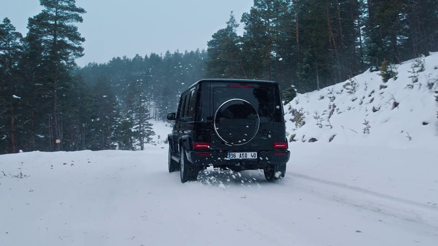 Video Reference: Tire, Wheel, Car, Snow, Vehicle, Vehicle registration plate, Automotive tire, Automotive tail & brake light, Automotive lighting, Tread