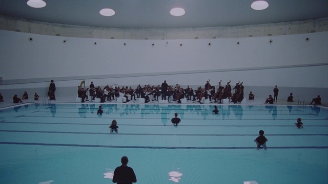 Video Reference: Leisure, Sports, Art, Crowd, Sport venue, Physical fitness, Flooring, Event, Fun, Symmetry