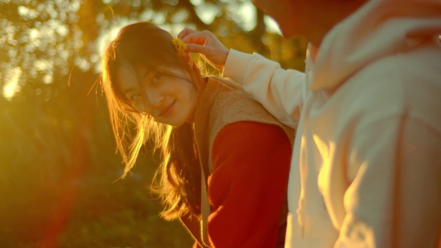 Video Reference: Eye, Smile, People in nature, Flash photography, Orange, Happy, Dress, Sunlight, Tree, Grass