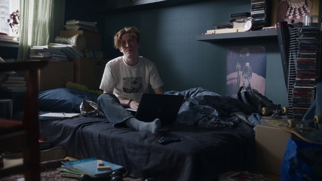 Video Reference: Personal computer, Laptop, Comfort, Interior design, Grey, Living room, Computer, Luggage and bags, Lap, Gadget