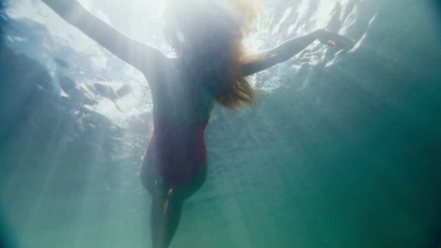 Video Reference: Water, Underwater, Fin, Leisure, Wind wave, Sky, Recreation, Marine biology, Ocean, Lake