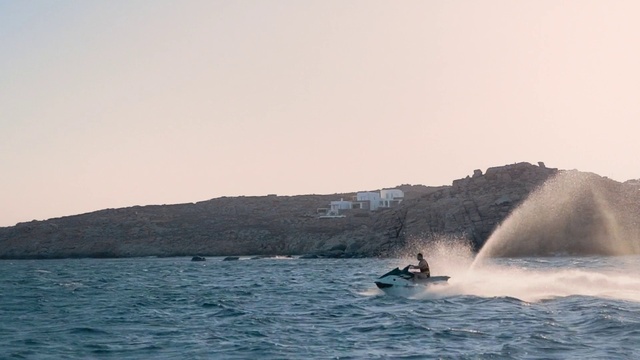 Video Reference: Water, Sky, Watercraft, Vehicle, Jet ski, Boat, Lake, Cloud, Personal water craft, Boats and boating--Equipment and supplies