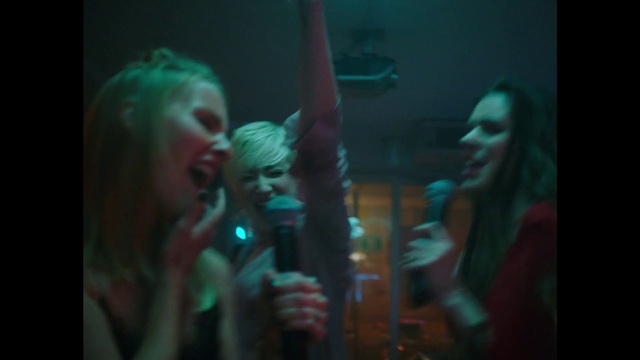 Video Reference: Musician, Musical instrument, Microphone, Music, Artist, Performing arts, Entertainment, Music artist, Hat, Event