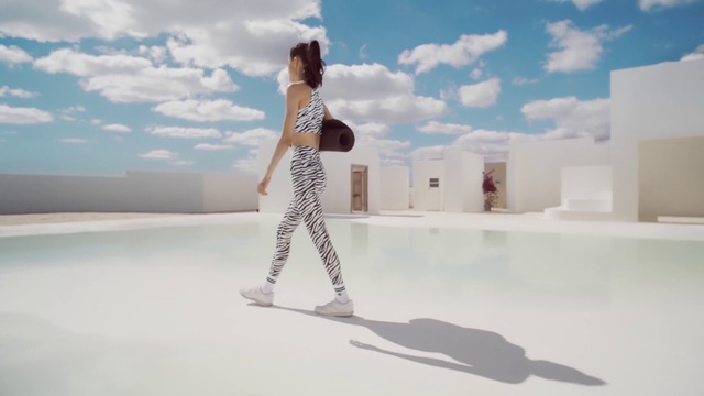 Video Reference: Cloud, Sky, Shoulder, Flash photography, Gesture, Waist, Flooring, Knee, Fashion design, Art