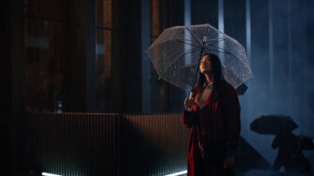 Video Reference: Umbrella, Microphone, Flash photography, Street fashion, Tints and shades, Entertainment, Performing arts, Event, Fashion design, Darkness