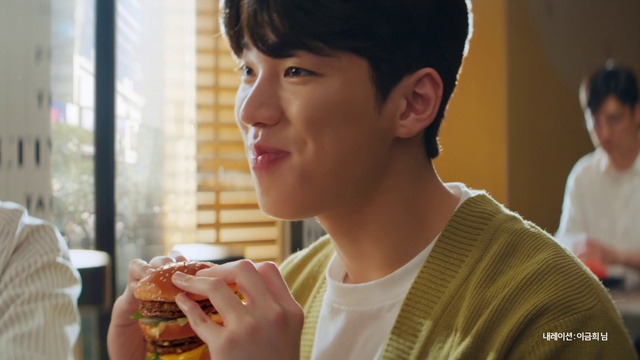 Video Reference: Food, Food craving, Drink, Cuisine, Drinking, Happy, Fun, Junk food, Event, Smile