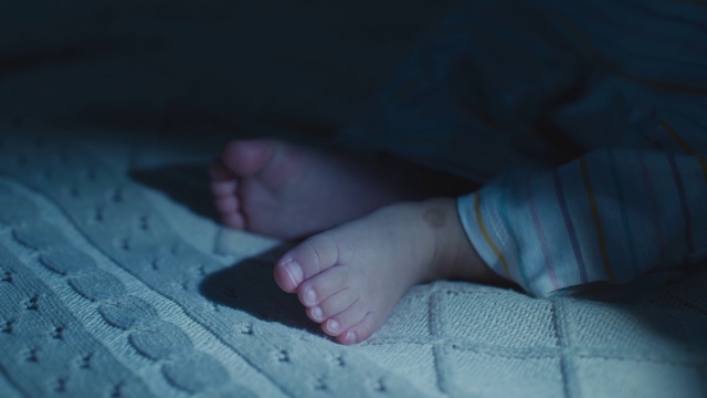 Video Reference: Skin, Leg, Comfort, Human body, Gesture, Barefoot, Finger, Nail, Toe, Foot