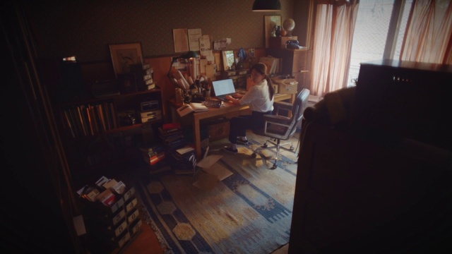 Video Reference: Computer, Table, Personal computer, Desk, Audio equipment, Wood, Floor, Flooring, Computer monitor, Office chair