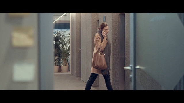 Video Reference: Shoulder, Flash photography, Gesture, Knee, Thigh, Waist, Fashion design, Long hair, Human leg, Eyewear