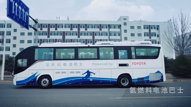 Video Reference: Wheel, Tire, Bus, Automotive parking light, Vehicle, Sky, Land vehicle, Motor vehicle, Blue, Mode of transport