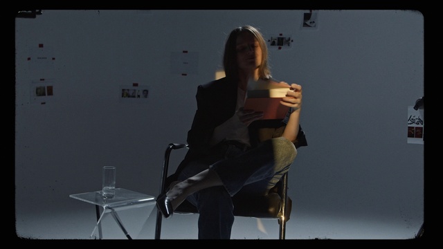 Video Reference: Arm, Flash photography, Knee, Thigh, Chair, Elbow, Audio equipment, Entertainment, Performing arts, Human leg