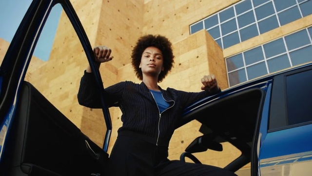 Video Reference: Hood, Flash photography, Gesture, Vehicle door, Automotive design, Automotive exterior, Motor vehicle, Tints and shades, Electric blue, Automotive window part