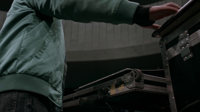 Video Reference: Hand, Arm, Workwear, Safety glove, Glove, Sleeve, Gesture, Gas, Engineering, Machine