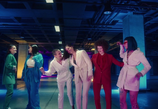 Video Reference: Trousers, Blue, Purple, Entertainment, Fashion design, Leisure, Magenta, Event, Electric blue, Fun