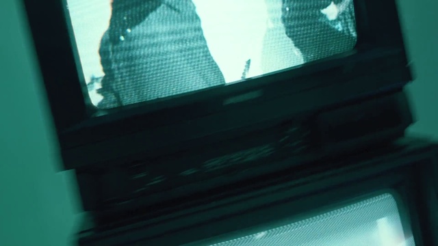 Video Reference: Light, Green, Automotive lighting, Blue, Automotive mirror, Vehicle door, Material property, Automotive exterior, Tints and shades, Vehicle