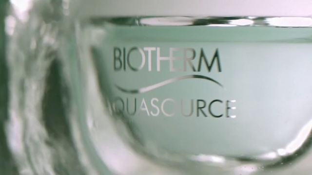 Video Reference: Liquid, Drinkware, Fluid, Material property, Font, Tin, Drink, Glass, Automotive lighting, Fashion accessory