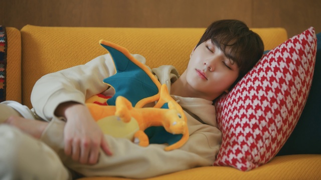 Video Reference: Comfort, Leg, Human body, Neck, Orange, Thigh, Knee, Elbow, Happy, Linens