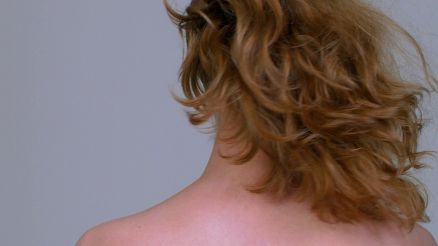 Video Reference: Hair, Chin, Eyelash, Neck, Liver, Layered hair, Step cutting, Long hair, Surfer hair, Blond