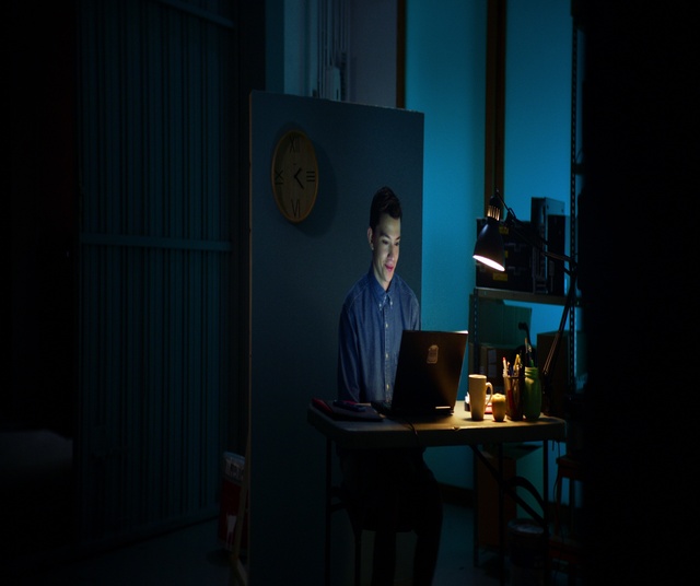 Video Reference: Computer, Table, Personal computer, Laptop, Desk, Chair, Event, Darkness, Electric blue, Entertainment