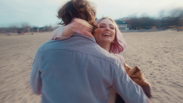 Video Reference: Hair, Smile, Hairstyle, Mouth, People in nature, Sky, Flash photography, Happy, Gesture, Interaction