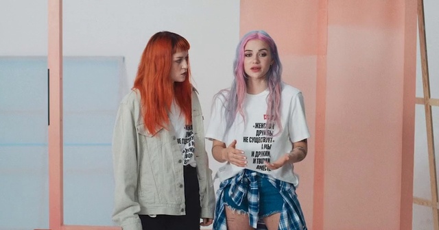 Video Reference: Hair, Outerwear, Street fashion, Textile, Sleeve, Orange, Eyewear, Happy, Fashion design, Shorts