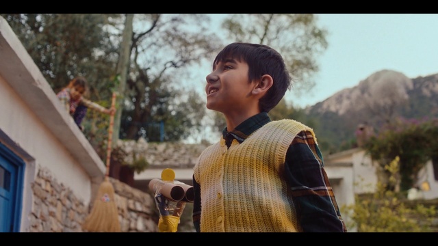 Video Reference: Smile, Plant, Tree, Sleeve, Temple, Happy, Flash photography, Sky, People in nature, Travel