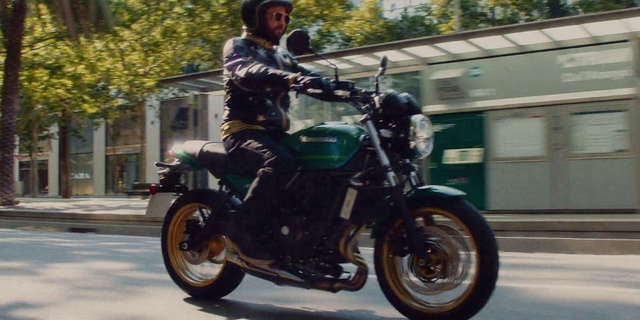 Video Reference: Wheel, Tire, Fuel tank, Vehicle, Automotive lighting, Automotive tire, Motor vehicle, Motorcycle, Automotive design, Headlamp