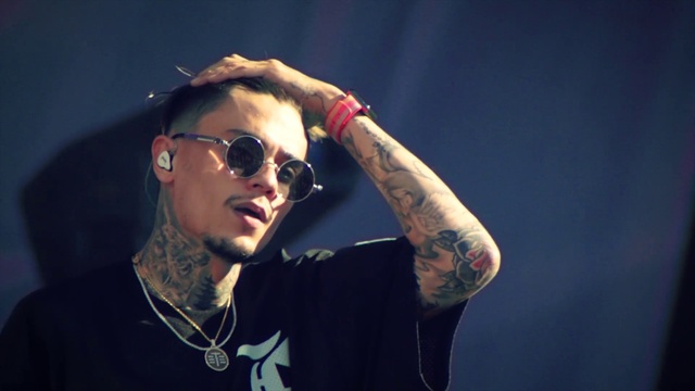 Video Reference: Microphone, Hand, Arm, Vision care, Eyewear, Goggles, Sunglasses, Flash photography, Musician, Gesture