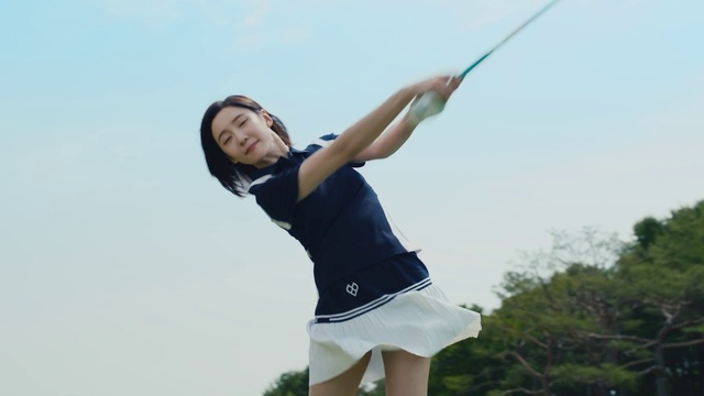 Video Reference: Sky, Sleeve, Gesture, Flash photography, Elbow, Waist, Happy, Thigh, Human leg, Recreation