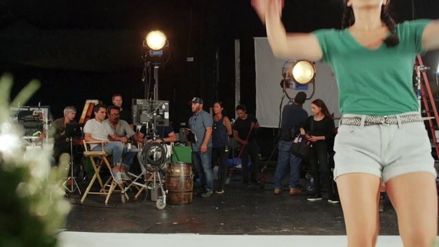 Video Reference: Chair, Entertainment, Performing arts, Musician, Social group, Thigh, Leisure, Waist, Fun, Crowd