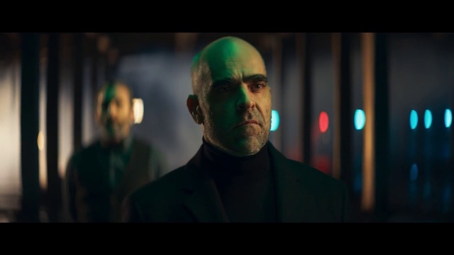 Video Reference: Flash photography, Entertainment, Event, Darkness, Magenta, Electric blue, Beard, Fun, Suit, Performance