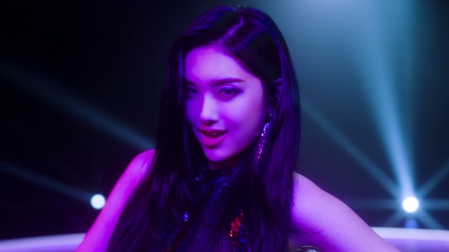 Video Reference: Lip, Hairstyle, Smile, Purple, Fashion, Flash photography, Entertainment, Music artist, Musician, Violet