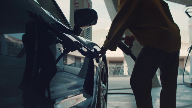 Video Reference: Vehicle, Hood, Automotive lighting, Automotive design, Motor vehicle, Automotive tire, Automotive mirror, Gesture, Automotive exterior, Vehicle door