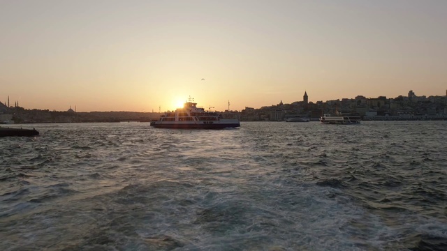 Video Reference: Water, Sky, Boat, Afterglow, Watercraft, Cloud, Dusk, Atmospheric phenomenon, Astronomical object, Lake