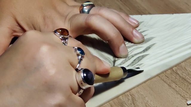 Video Reference: Joint, Hand, Vision care, Body jewelry, Sunglasses, Eyewear, Thumb, Nail, Gesture, Finger